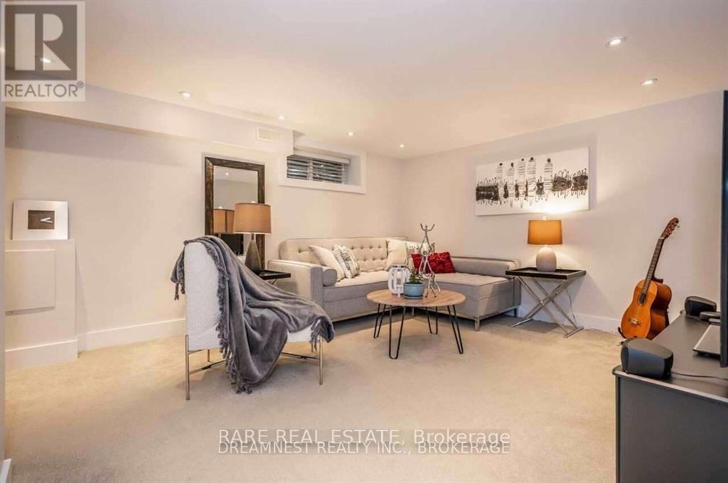 249 Lakeview Avenue, Burlington, ON - Indoor Photo Showing Living Room