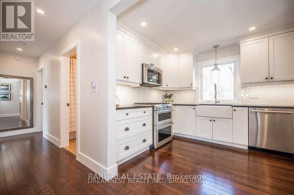 249 Lakeview Avenue, Burlington, ON - Indoor Photo Showing Kitchen With Upgraded Kitchen