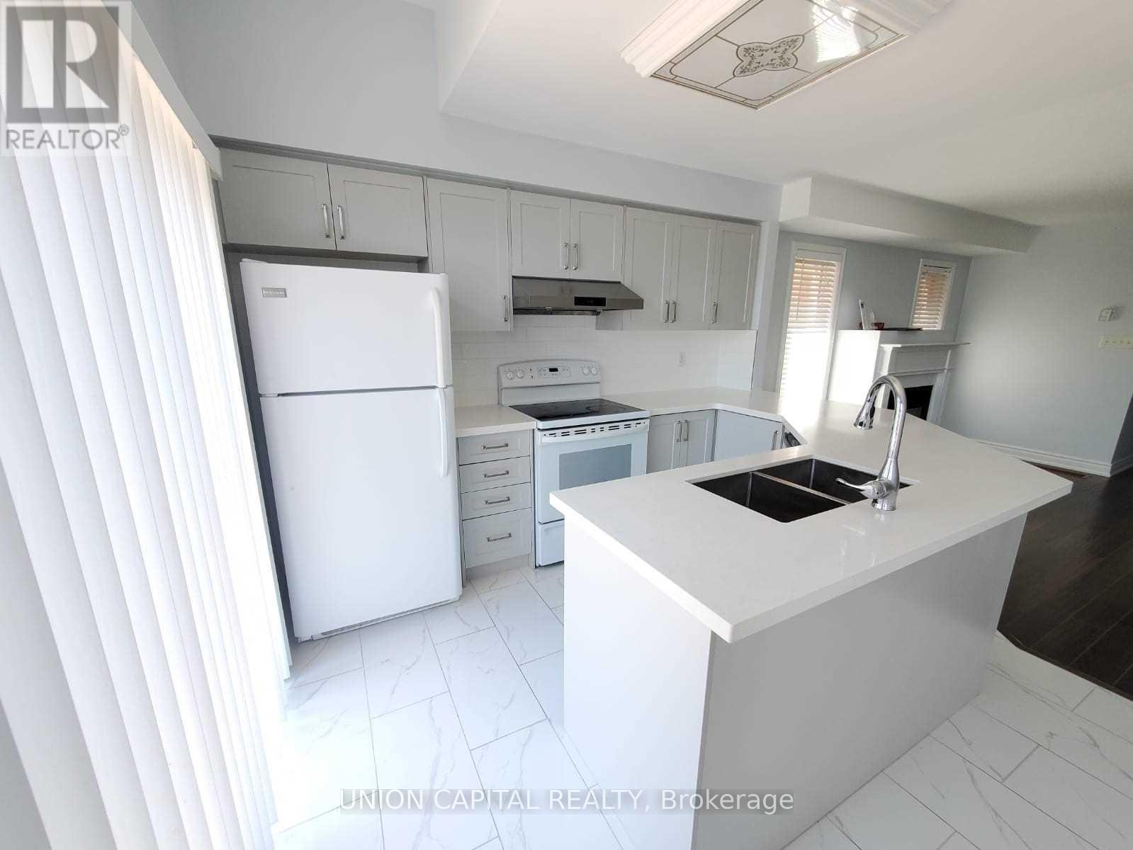 5450 Tree Crest Court, Mississauga, ON - Indoor Photo Showing Kitchen With Double Sink