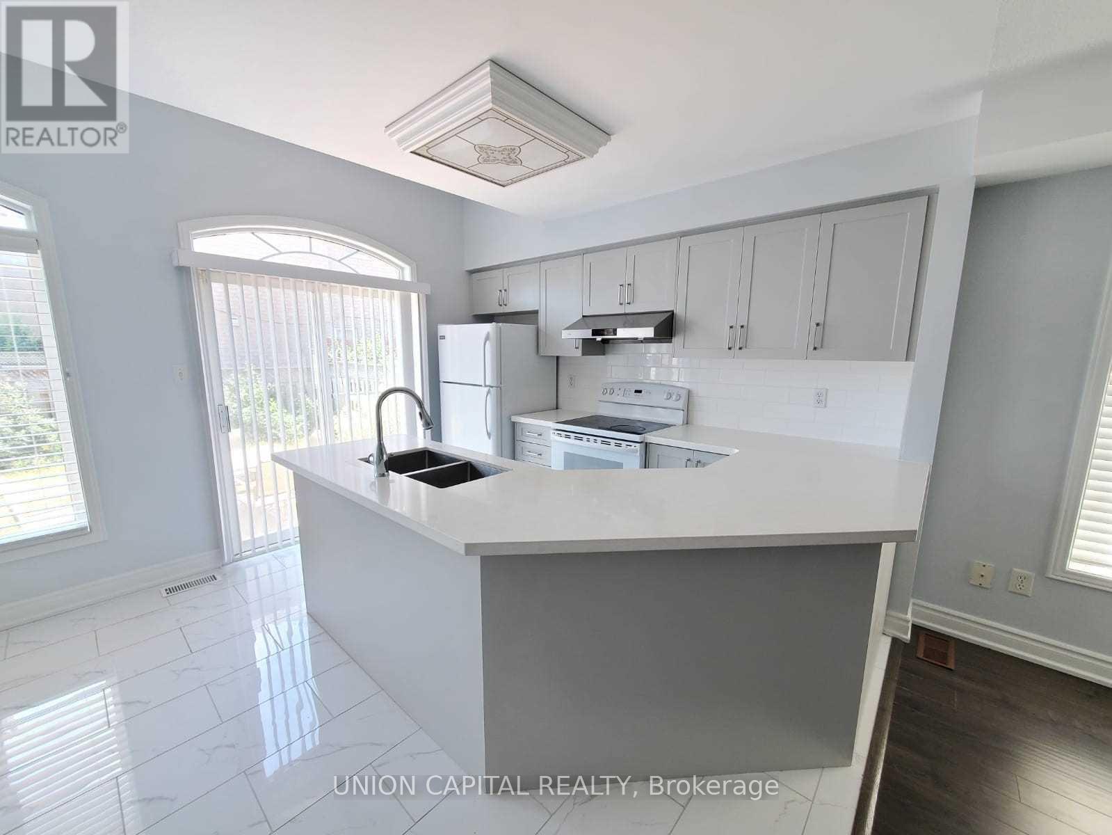 5450 Tree Crest Court, Mississauga, ON - Indoor Photo Showing Kitchen With Double Sink