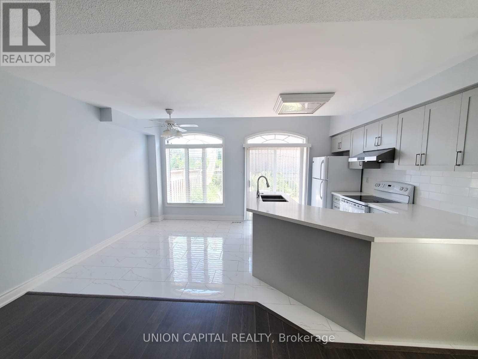 5450 Tree Crest Court, Mississauga, ON - Indoor Photo Showing Kitchen