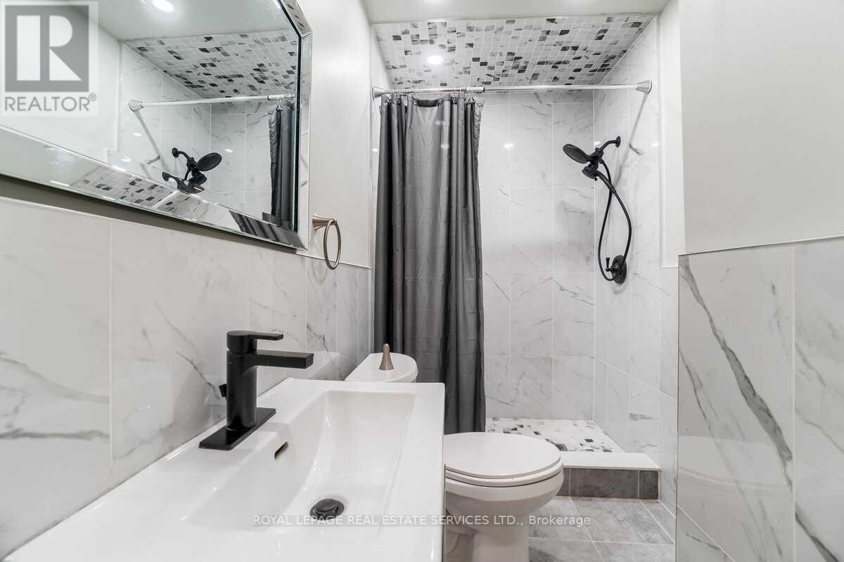 301 - 31 Tyndall Avenue, Toronto, ON - Indoor Photo Showing Bathroom