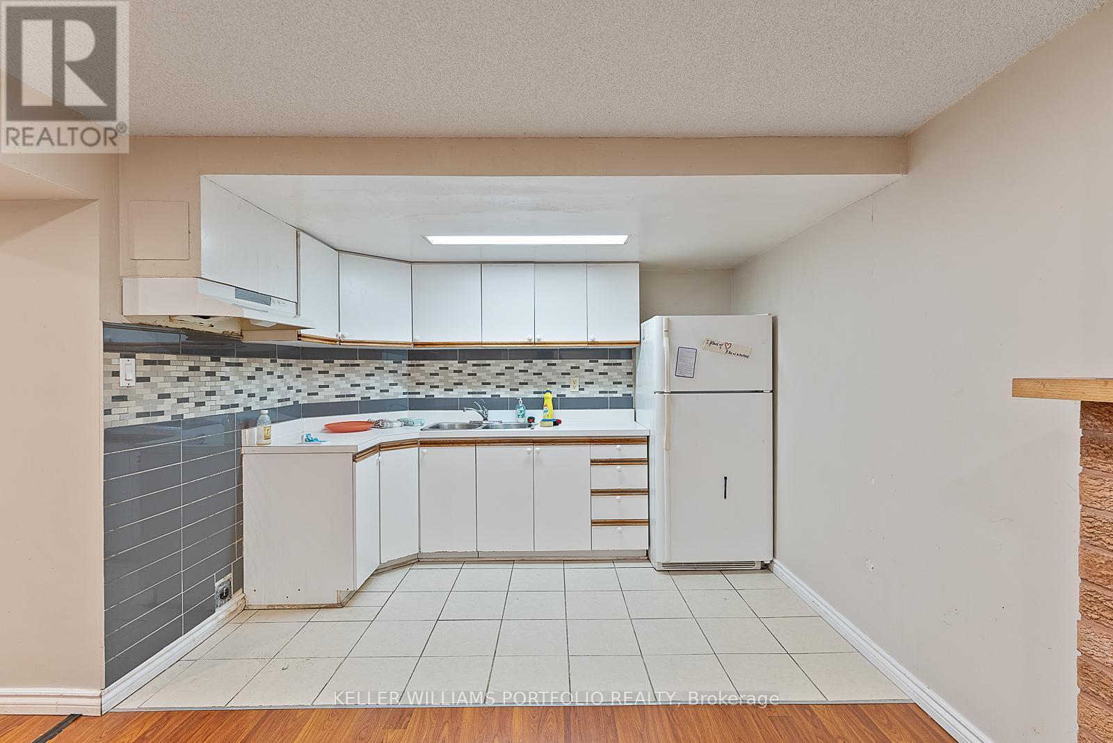 3449 Halstead Road, Mississauga, ON - Indoor Photo Showing Kitchen With Double Sink