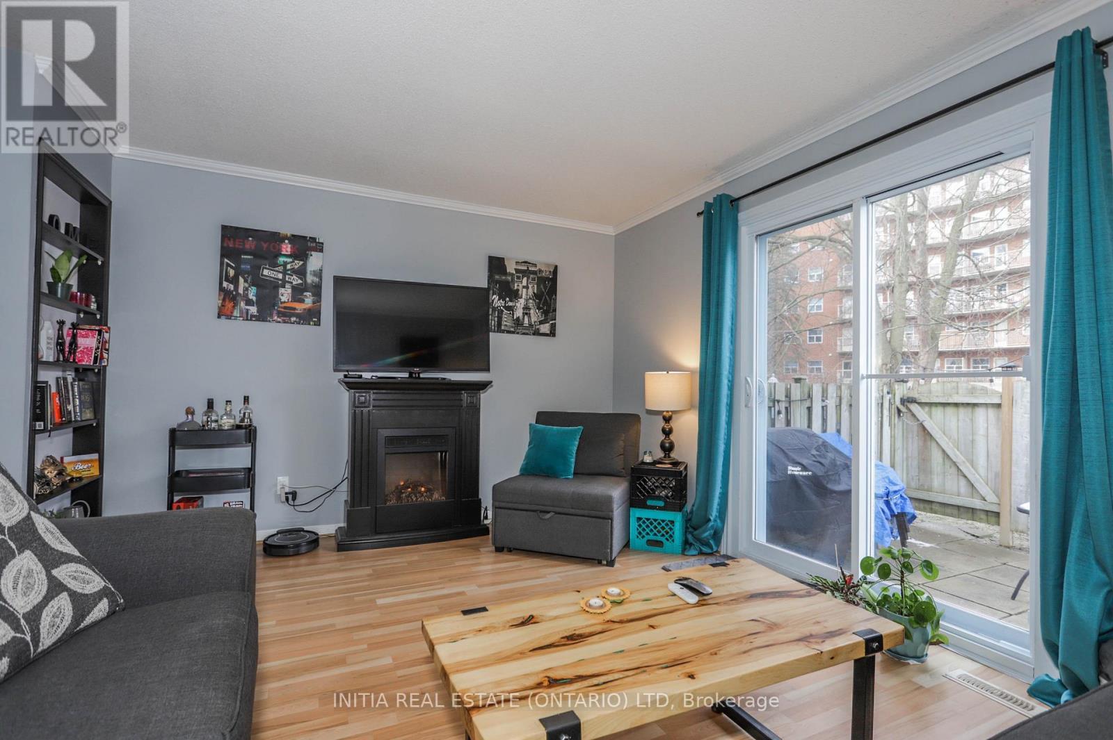 91 - 1247 Huron Street, London East (East C), ON - Indoor Photo Showing Living Room With Fireplace