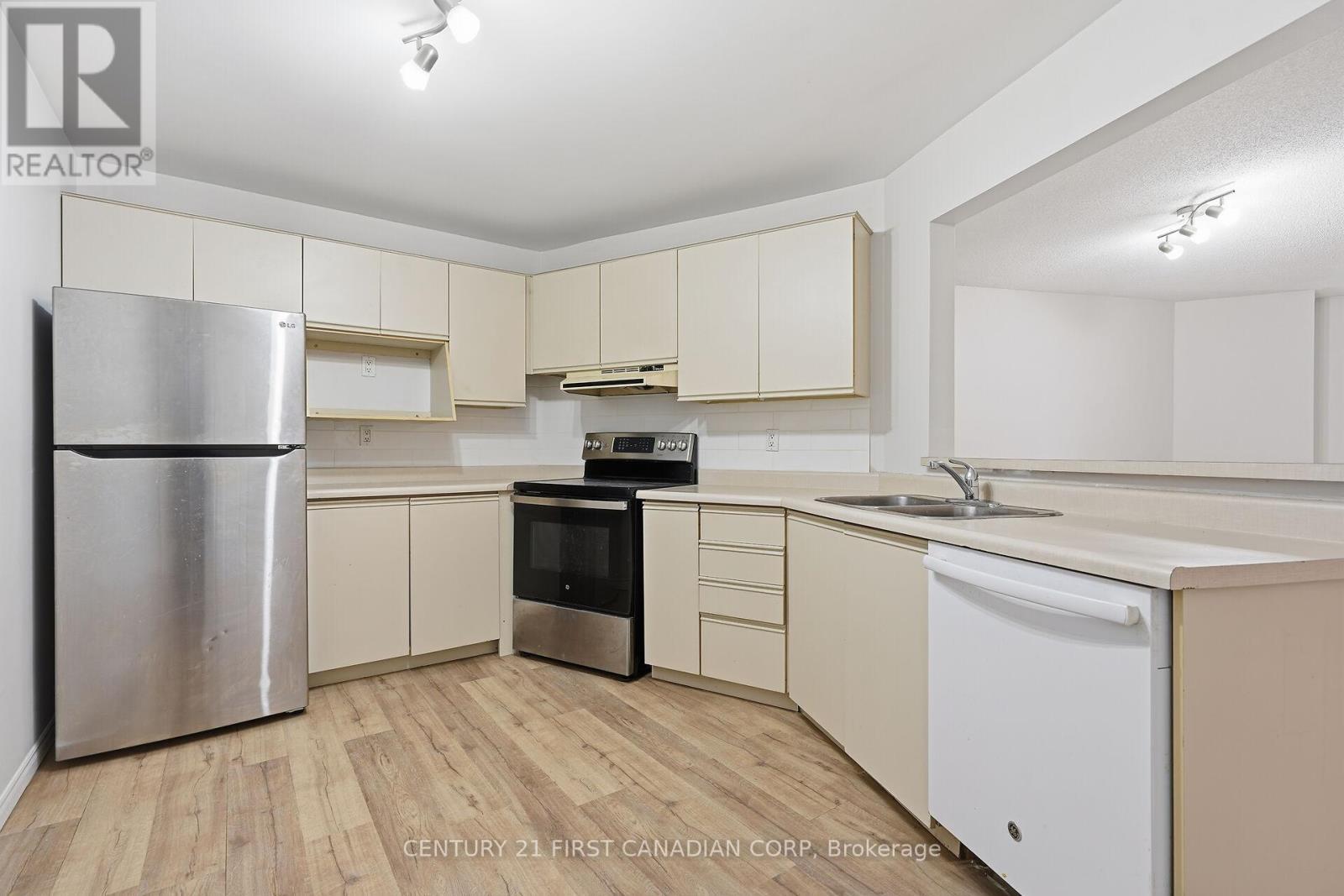 402 - 500 Talbot Street, London East (East F), ON - Indoor Photo Showing Kitchen With Double Sink