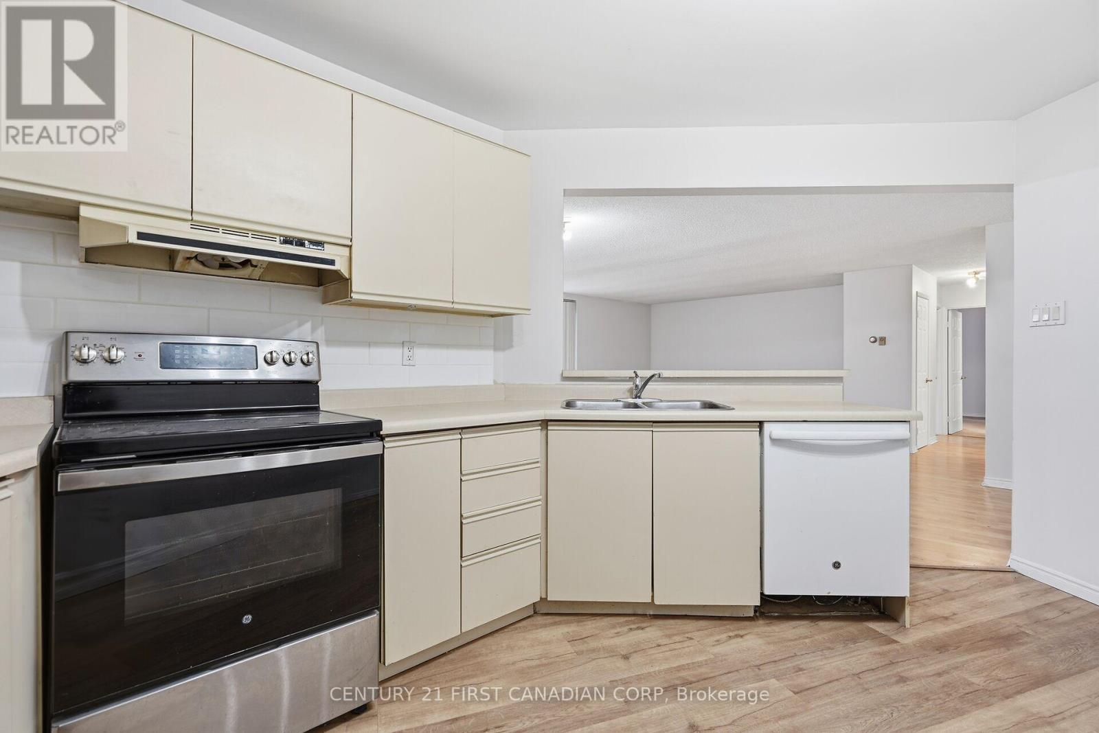 402 - 500 Talbot Street, London East (East F), ON - Indoor Photo Showing Kitchen With Double Sink