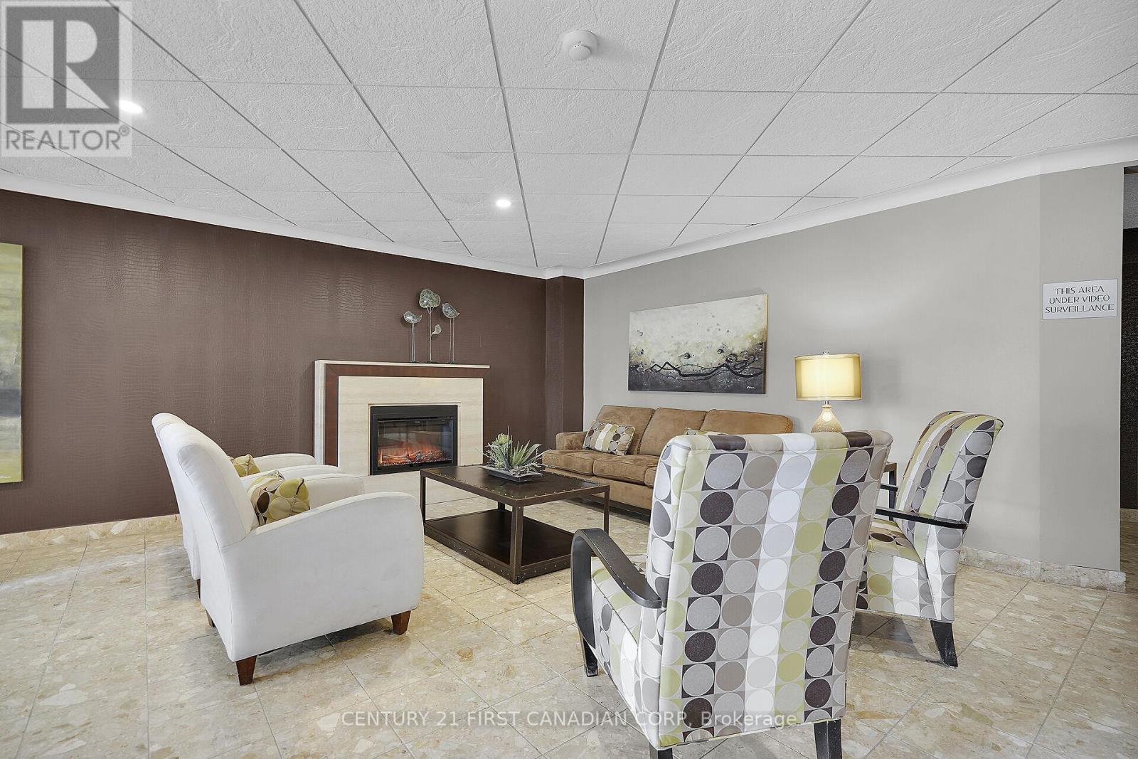 402 - 500 Talbot Street, London East (East F), ON - Indoor With Fireplace