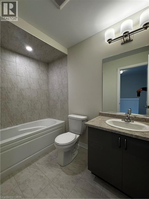 Bathroom with vanity and shower / bath combination - 660 Colborne Street W Unit# 57, Brantford, ON - Indoor Photo Showing Bathroom