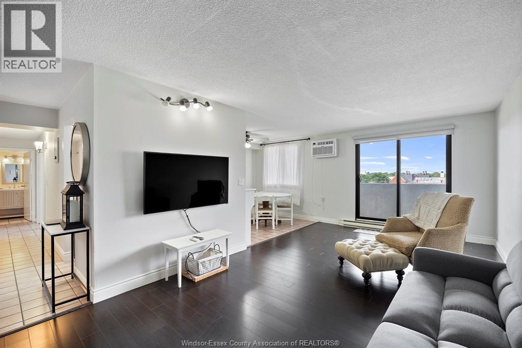 150 Park Unit# 613, Windsor, ON - Indoor Photo Showing Living Room