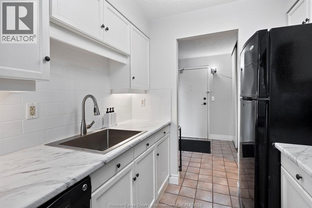 150 Park Unit# 613, Windsor, ON - Indoor Photo Showing Kitchen With Upgraded Kitchen