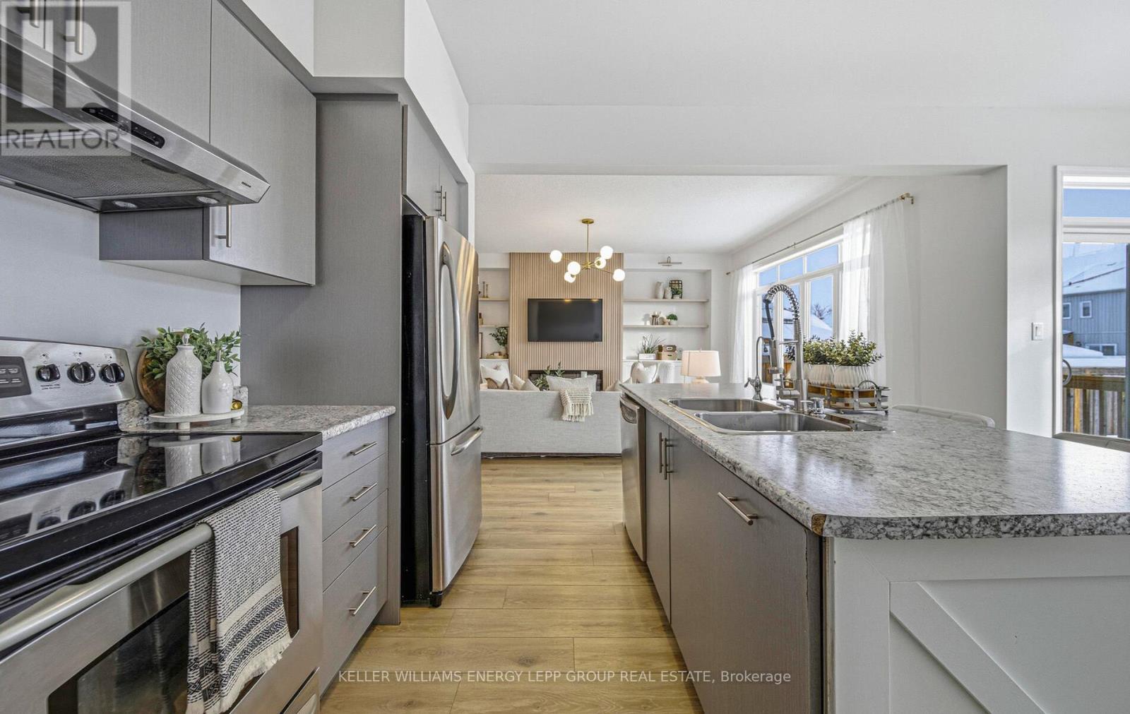 17 Don Hadden Crescent, Brock (Sunderland), ON - Indoor Photo Showing Kitchen With Double Sink With Upgraded Kitchen