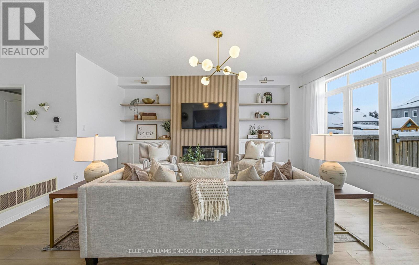 17 Don Hadden Crescent, Brock (Sunderland), ON - Indoor Photo Showing Living Room With Fireplace
