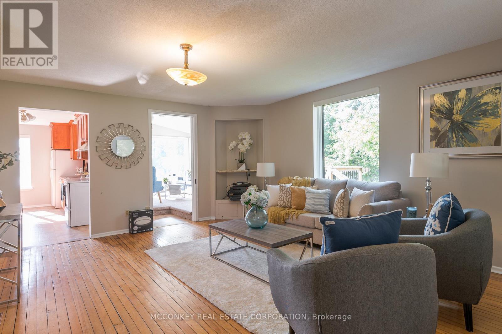 1767 Young'S Point Road, Selwyn, ON - Indoor Photo Showing Living Room