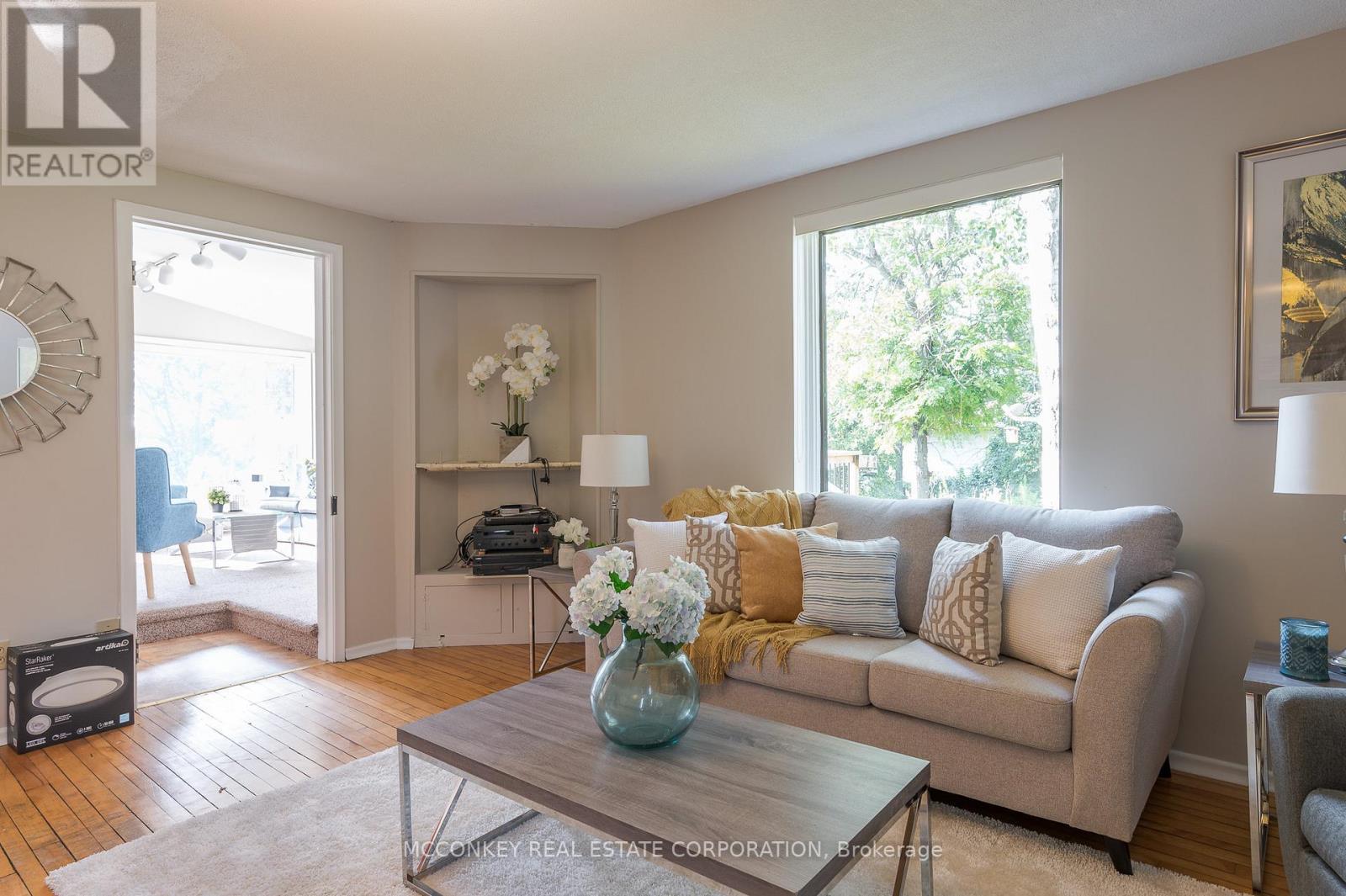 1767 Young'S Point Road, Selwyn, ON - Indoor Photo Showing Living Room