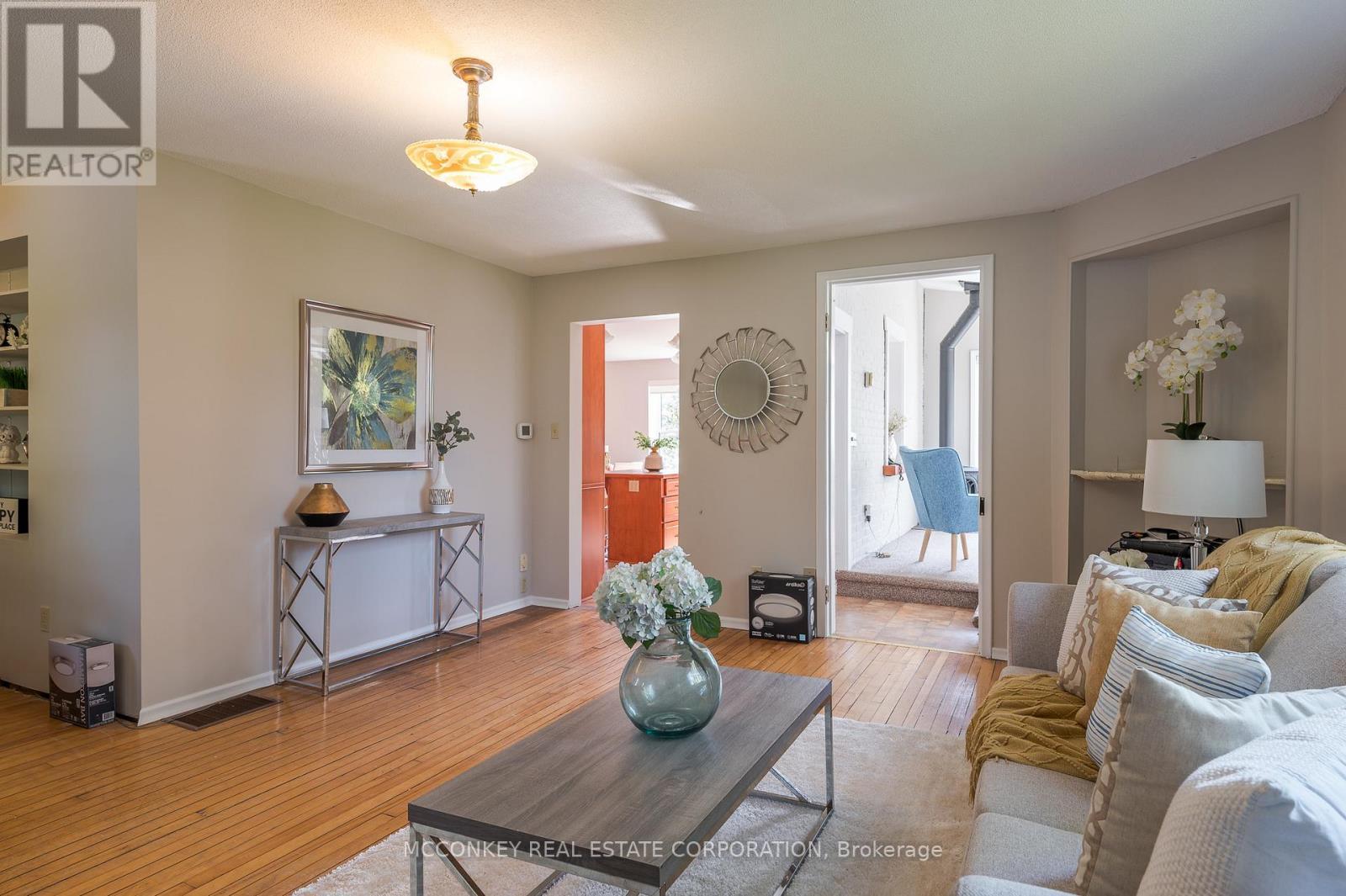 1767 Young'S Point Road, Selwyn, ON - Indoor Photo Showing Living Room