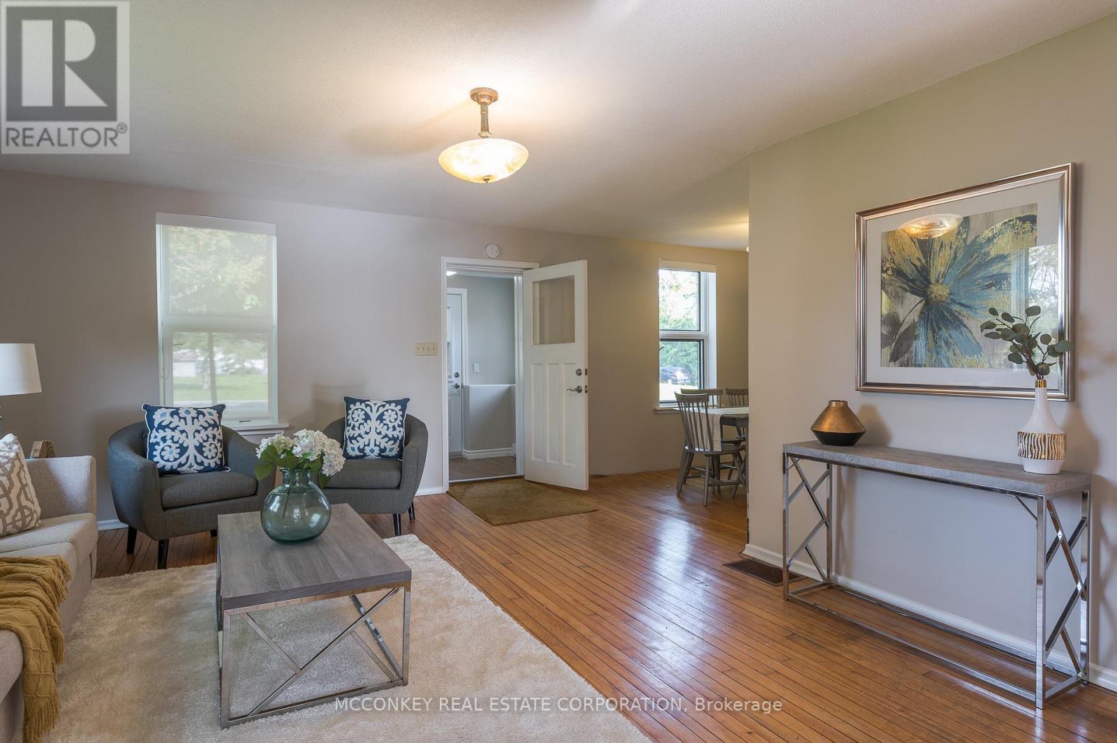 1767 Young'S Point Road, Selwyn, ON - Indoor Photo Showing Living Room