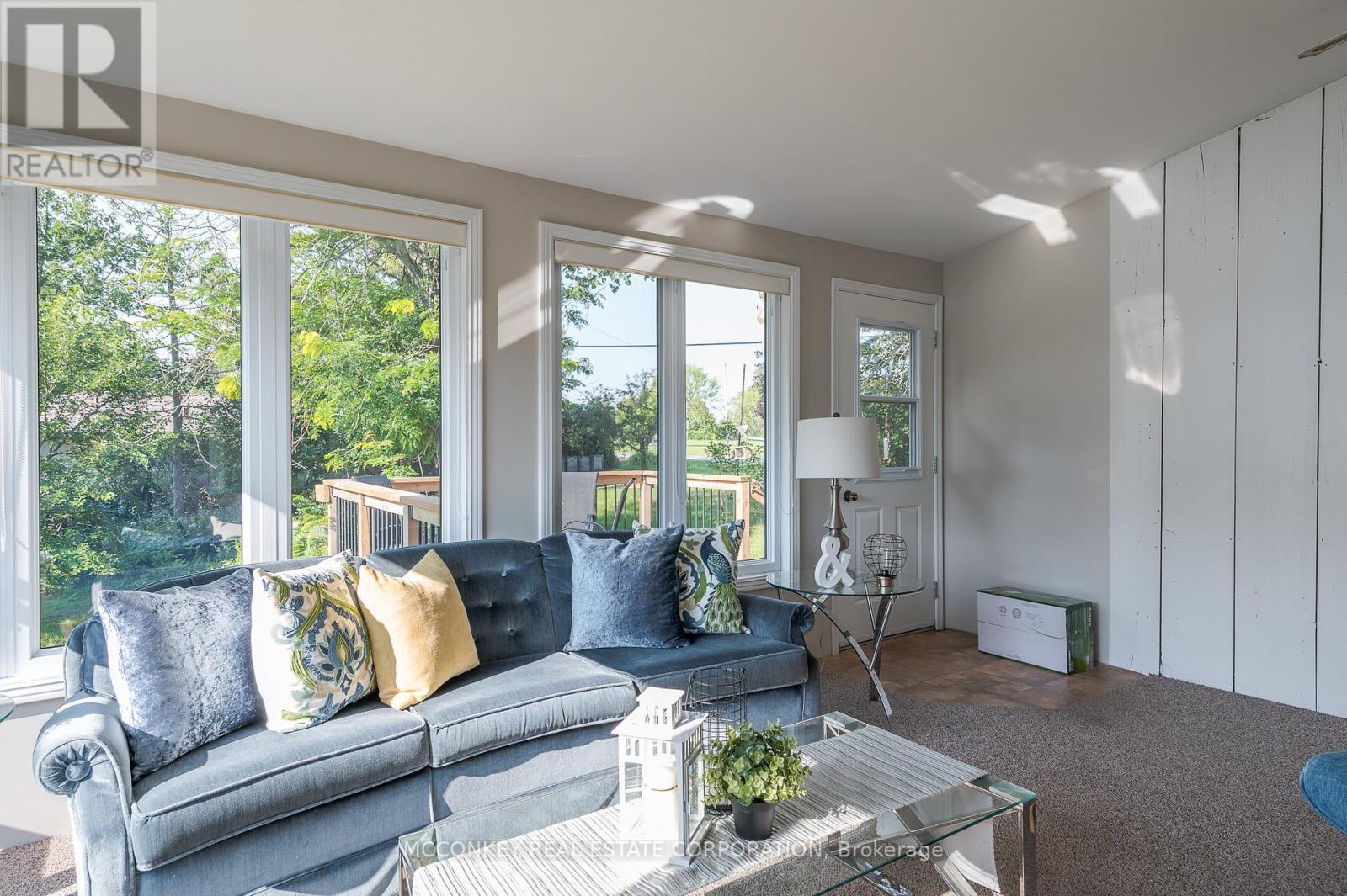 1767 Young'S Point Road, Selwyn, ON - Indoor Photo Showing Living Room