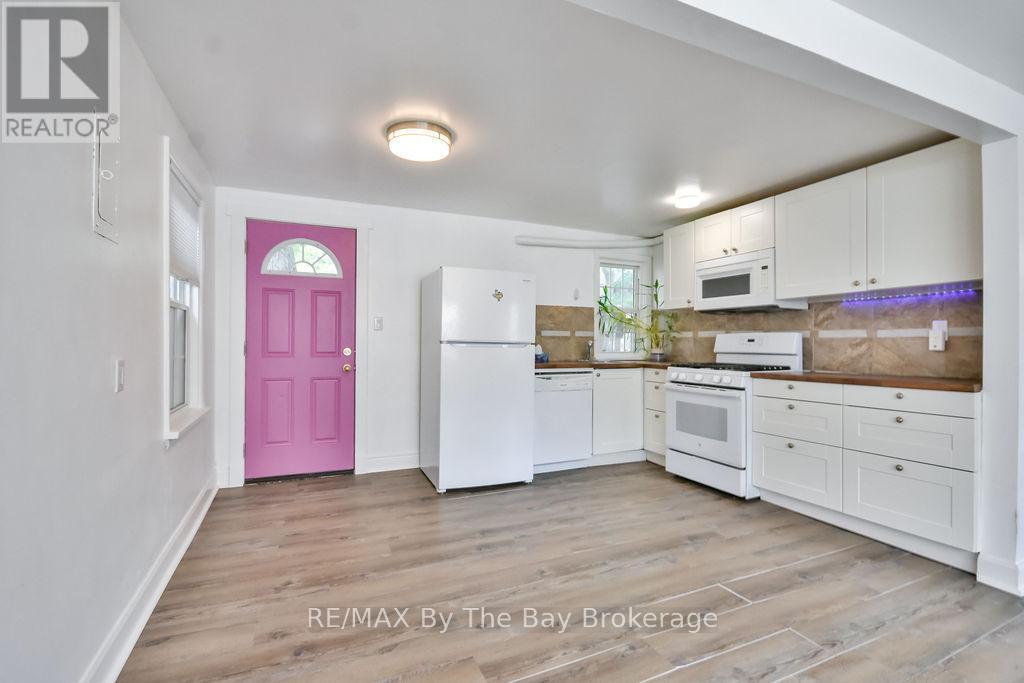1 - 1067 Mosley Street, Wasaga Beach, ON - Indoor Photo Showing Kitchen