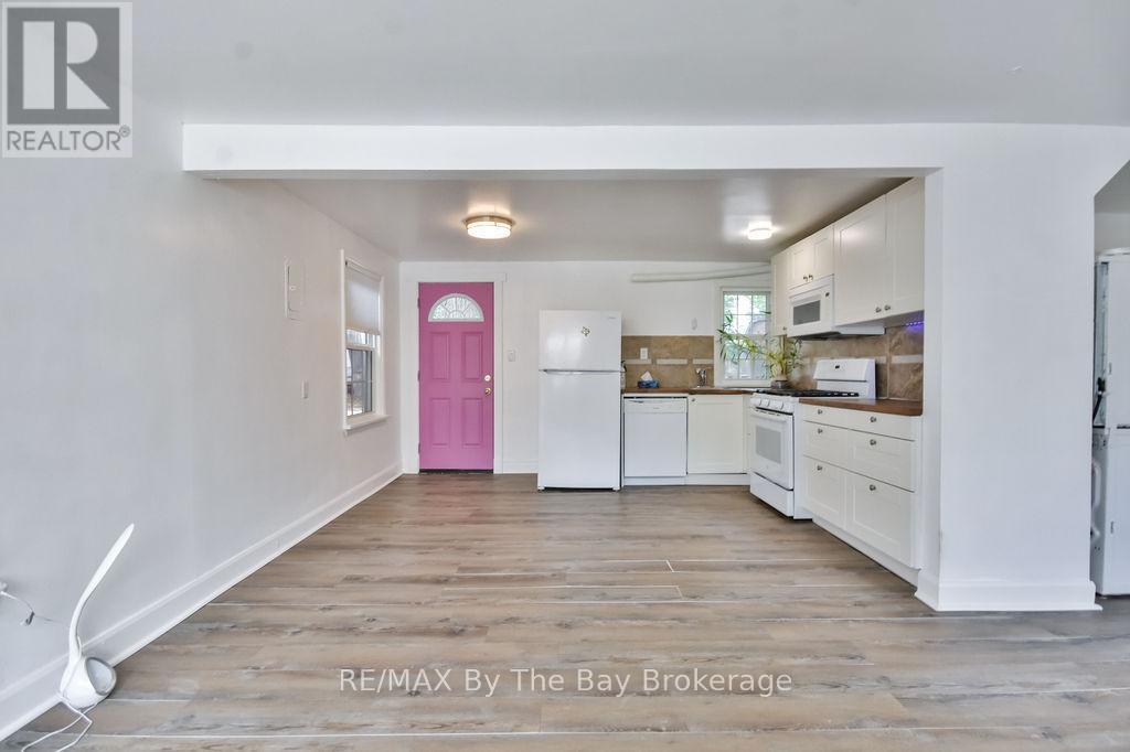 1 - 1067 Mosley Street, Wasaga Beach, ON - Indoor Photo Showing Kitchen