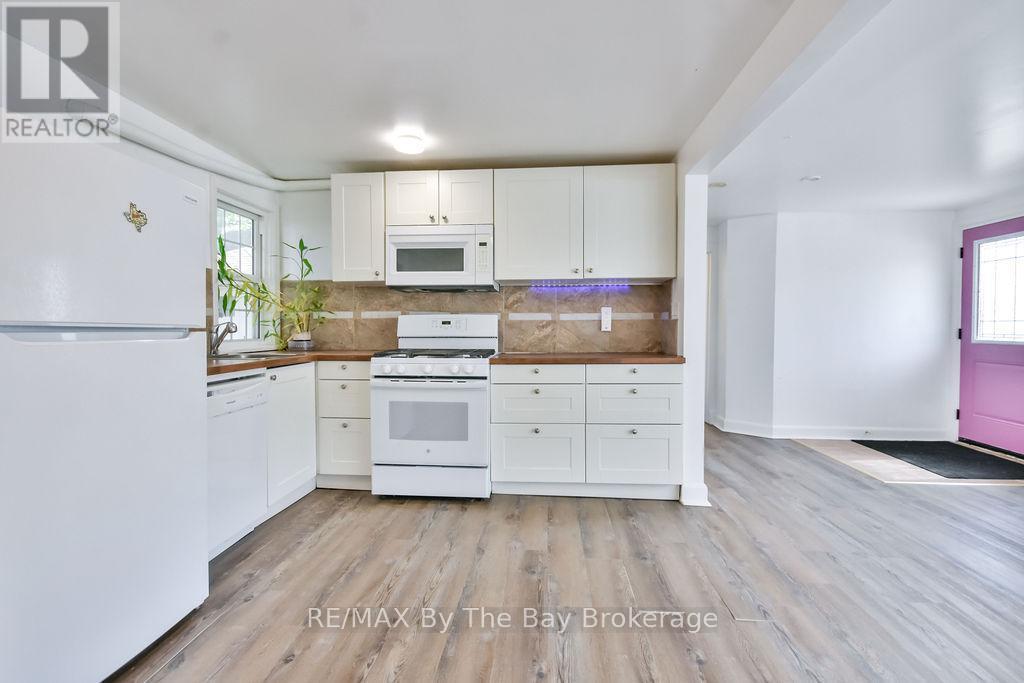 1 - 1067 Mosley Street, Wasaga Beach, ON - Indoor Photo Showing Kitchen