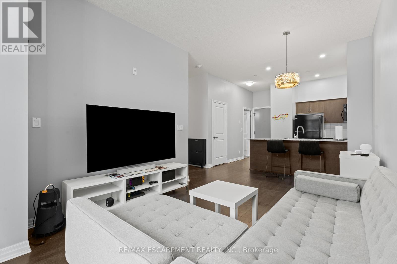 104 - 80 Esther Lorrie Drive, Toronto, ON - Indoor Photo Showing Living Room