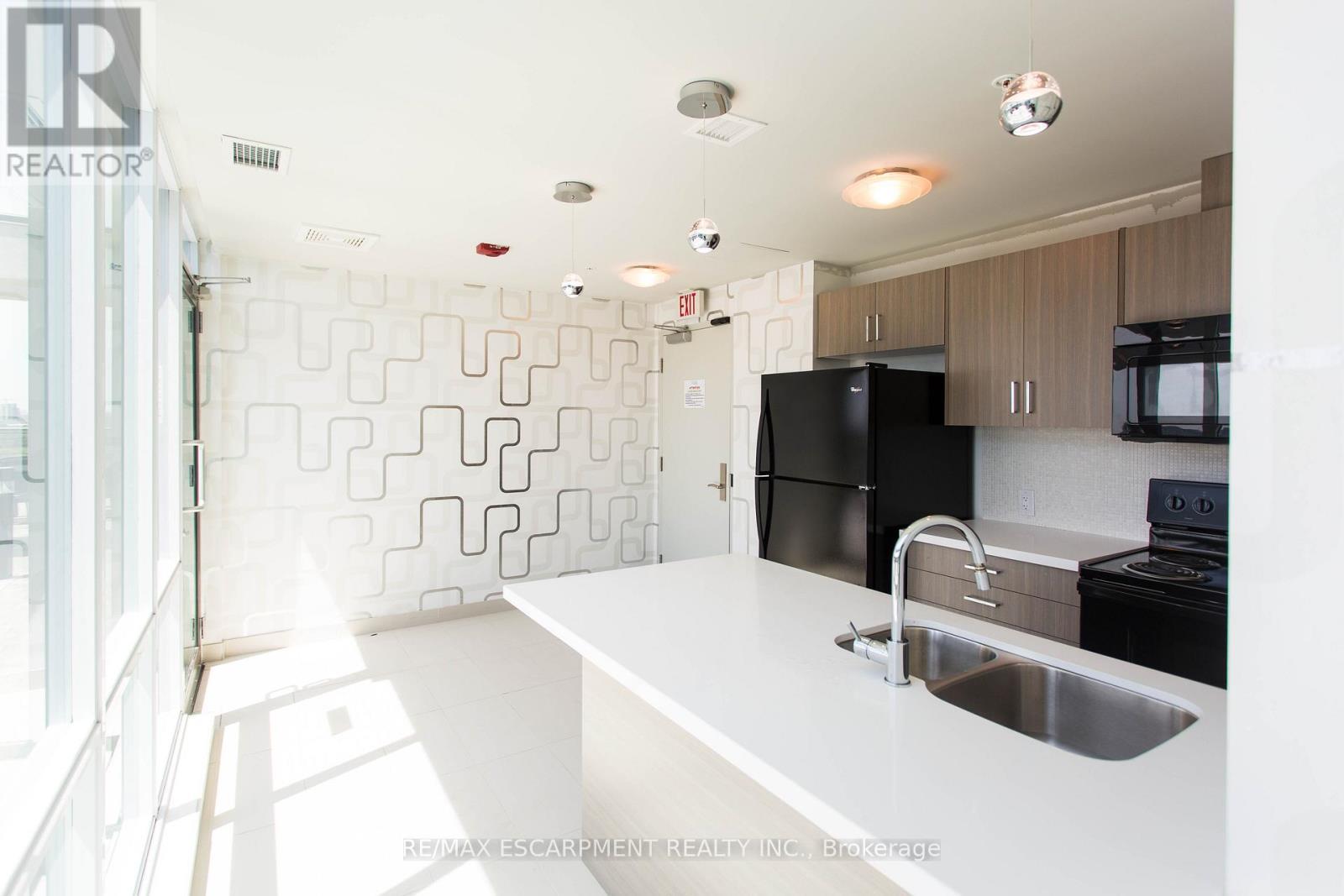 104 - 80 Esther Lorrie Drive, Toronto, ON - Indoor Photo Showing Kitchen With Double Sink