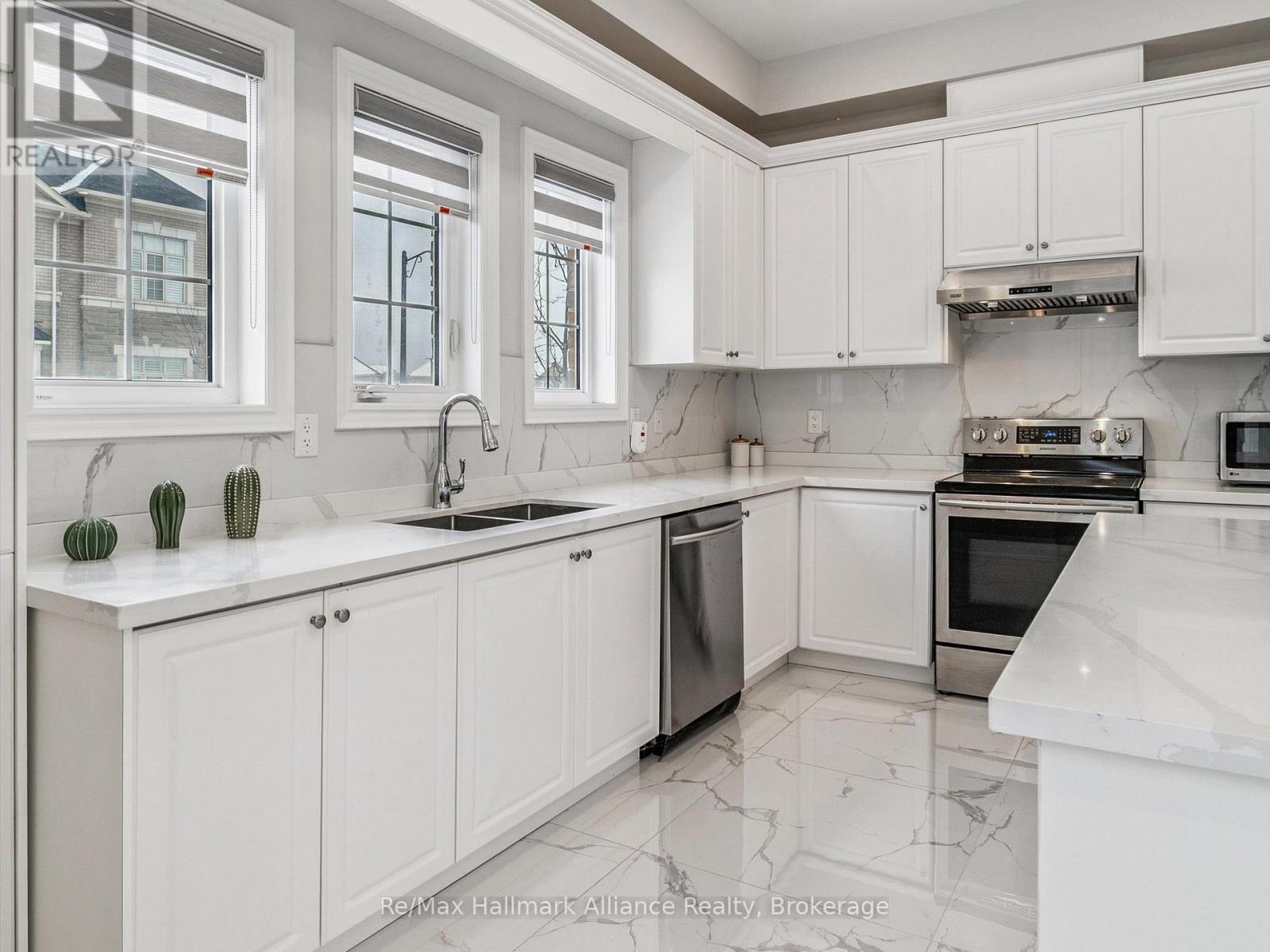 425 Threshing Mill Boulevard, Oakville (Jm Joshua Meadows), ON - Indoor Photo Showing Kitchen With Double Sink