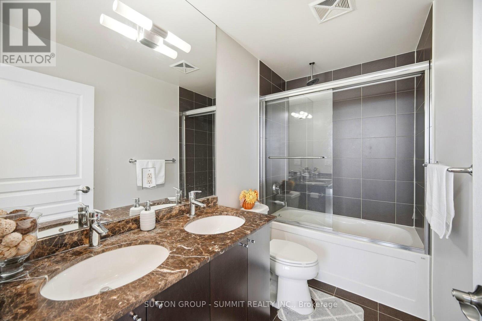 1705 - 223 Webb Drive, Mississauga, ON - Indoor Photo Showing Bathroom