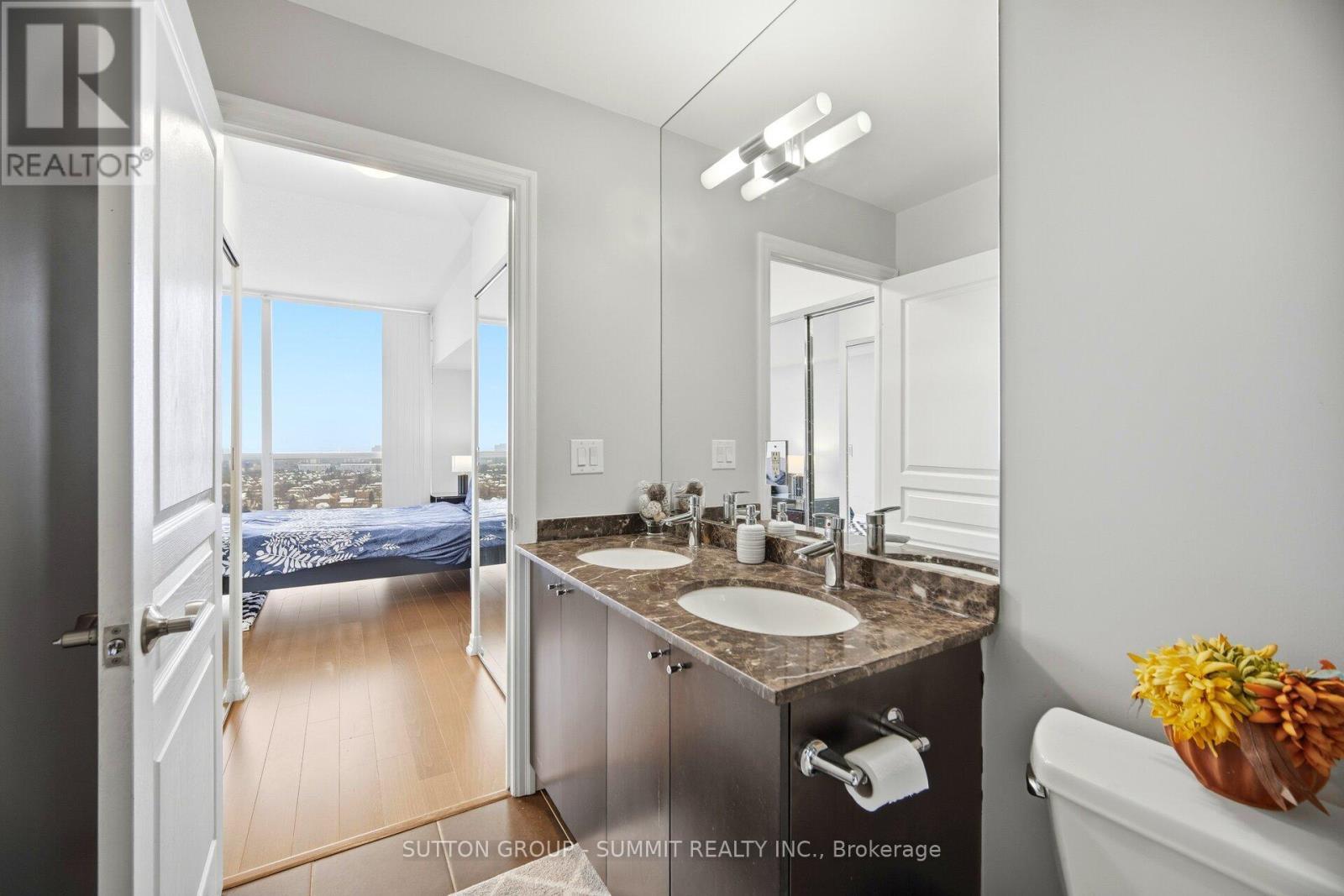 1705 - 223 Webb Drive, Mississauga, ON - Indoor Photo Showing Bathroom