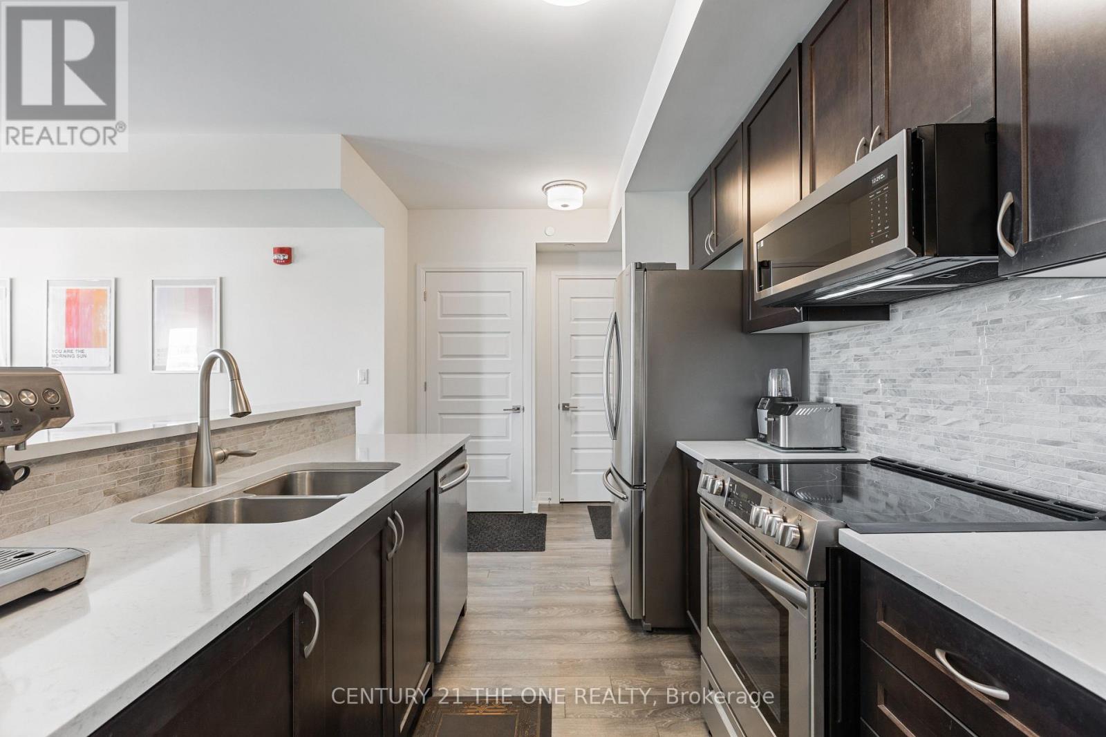 503 - 58 Adam Sellers Street, Markham, ON - Indoor Photo Showing Kitchen With Double Sink With Upgraded Kitchen