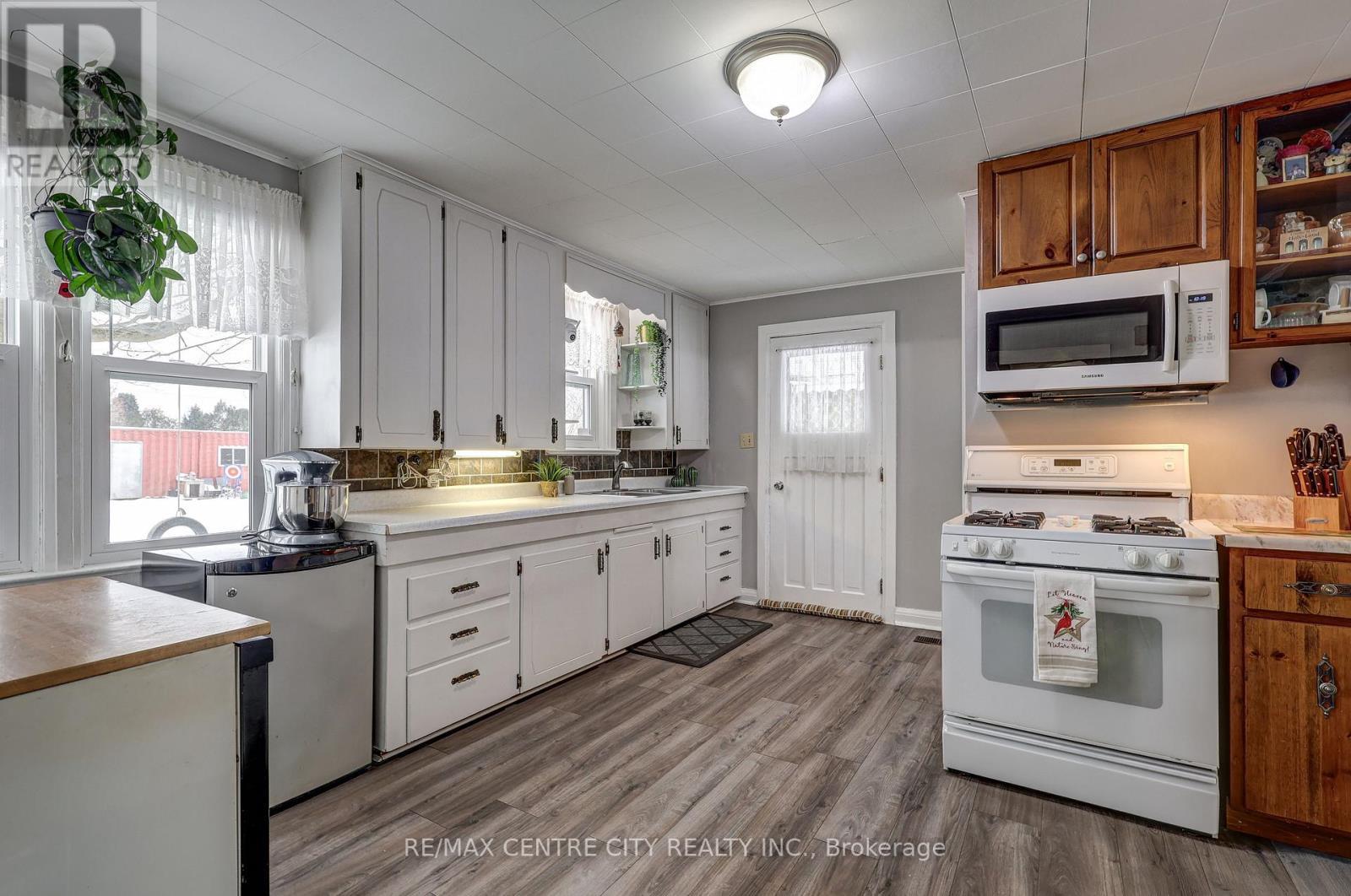 6745 Richmond Road, Malahide (Calton), ON - Indoor Photo Showing Kitchen
