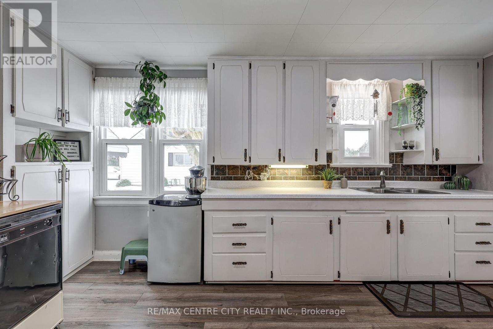 6745 Richmond Road, Malahide (Calton), ON - Indoor Photo Showing Kitchen