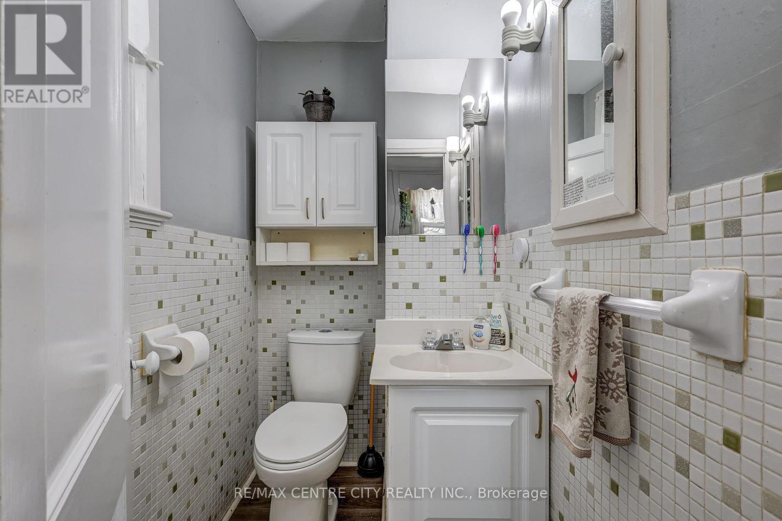 6745 Richmond Road, Malahide (Calton), ON - Indoor Photo Showing Bathroom