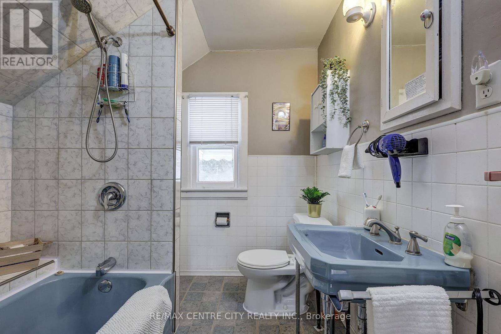 6745 Richmond Road, Malahide (Calton), ON - Indoor Photo Showing Bathroom