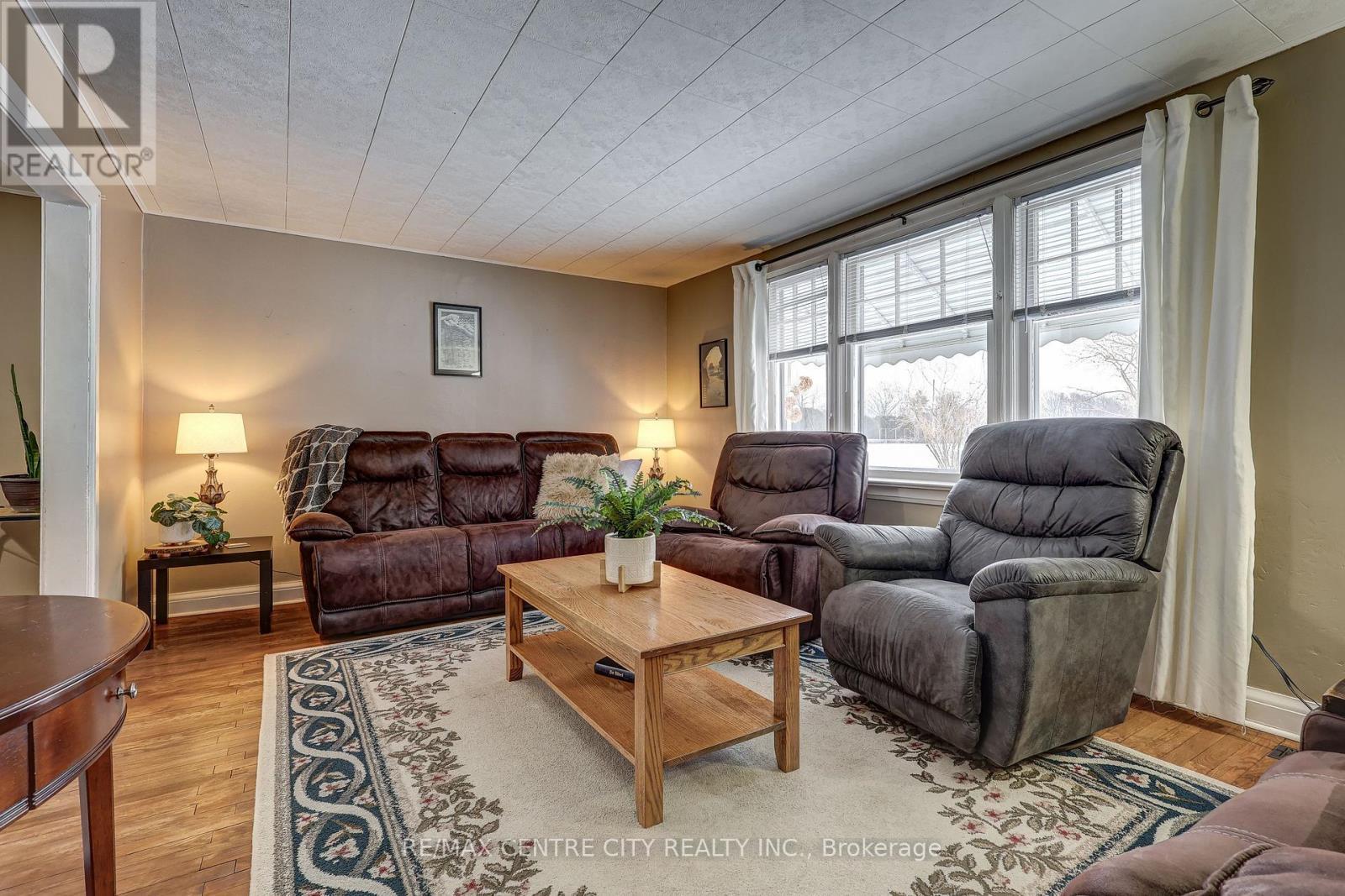 6745 Richmond Road, Malahide (Calton), ON - Indoor Photo Showing Living Room
