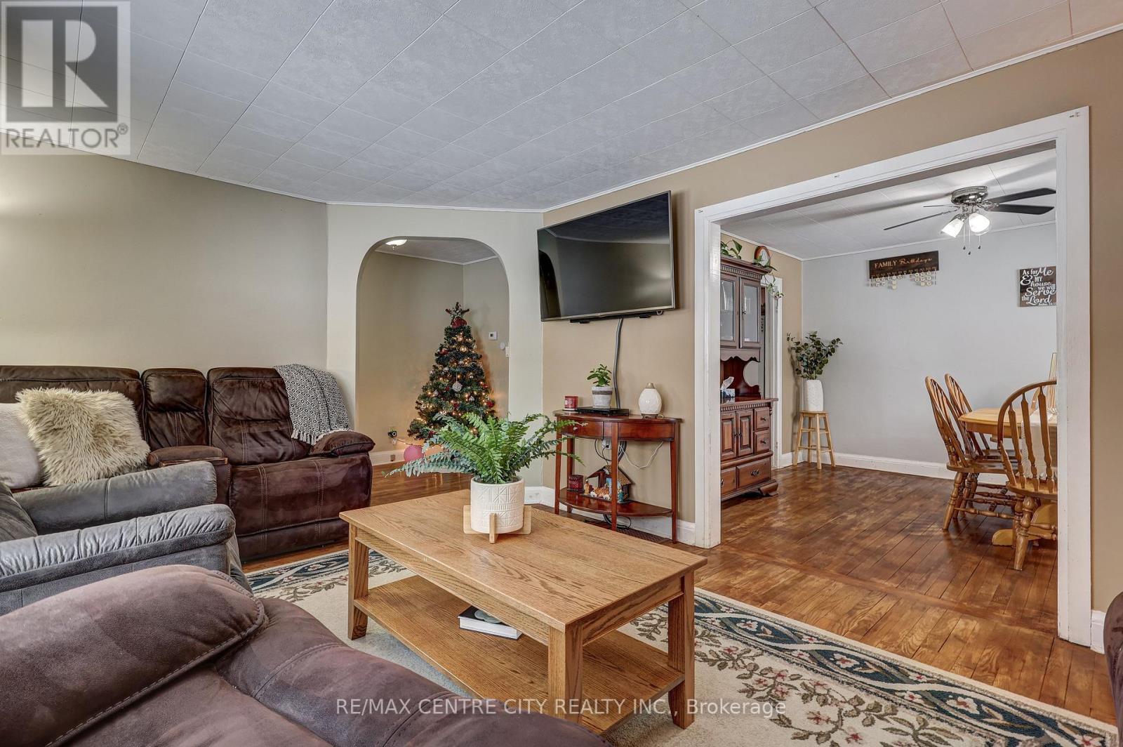 6745 Richmond Road, Malahide (Calton), ON - Indoor Photo Showing Living Room