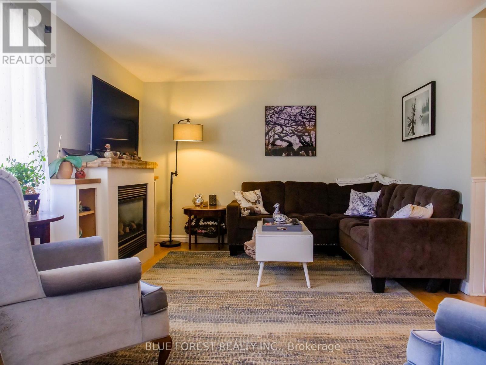 183 Nancy Street, Dutton/Dunwich (Dutton), ON - Indoor Photo Showing Living Room With Fireplace