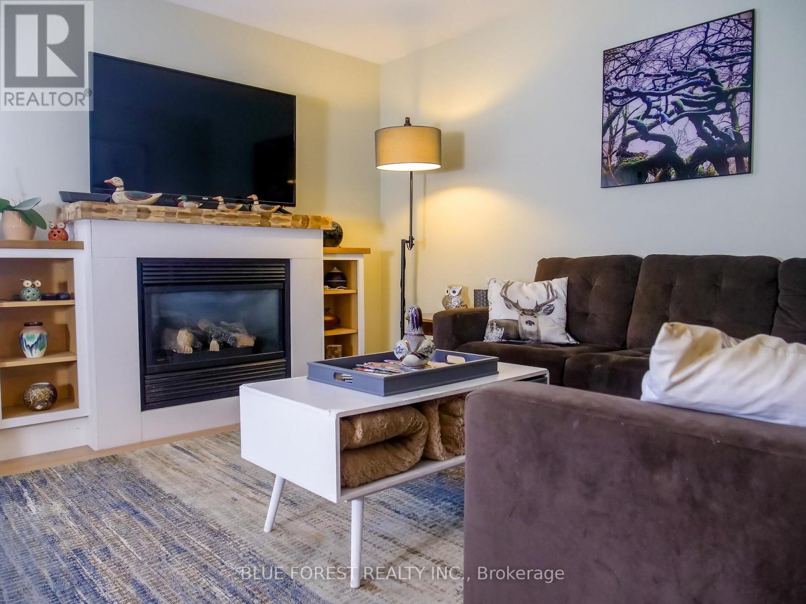 183 Nancy Street, Dutton/Dunwich (Dutton), ON - Indoor Photo Showing Living Room With Fireplace