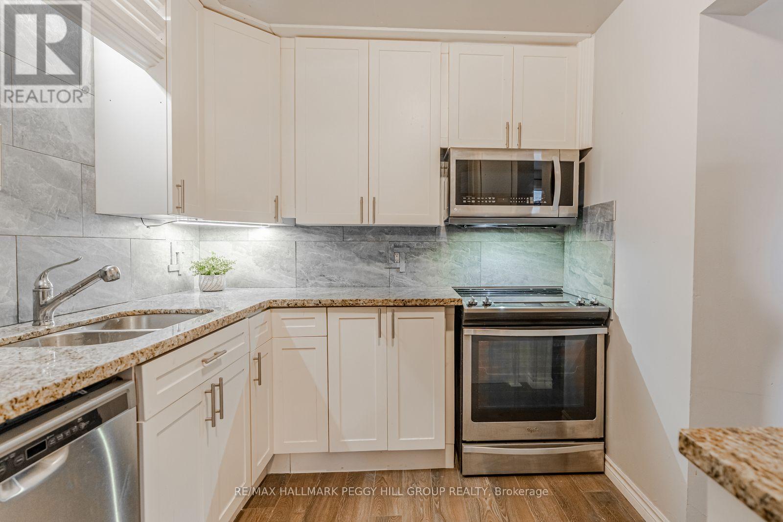 2185 Ferguson Street, Innisfil, ON - Indoor Photo Showing Kitchen With Stainless Steel Kitchen With Double Sink With Upgraded Kitchen