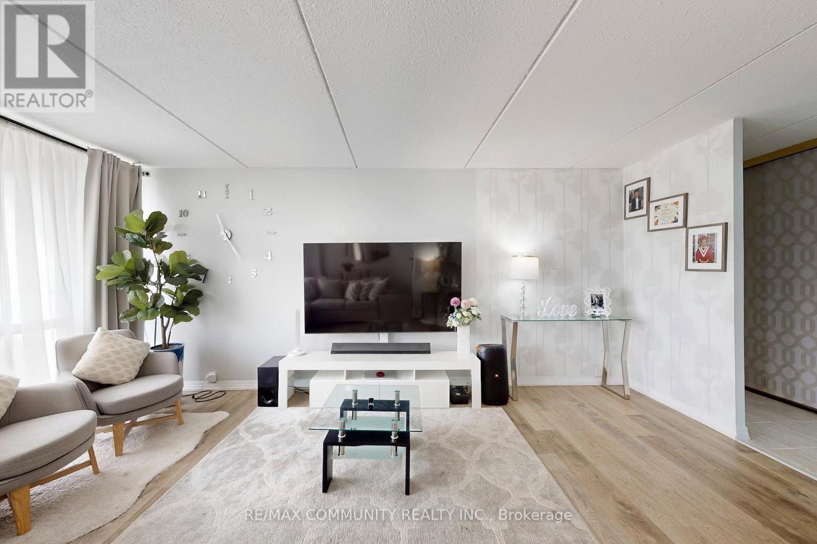 213 - 2 Glamorgan Avenue, Toronto, ON - Indoor Photo Showing Living Room