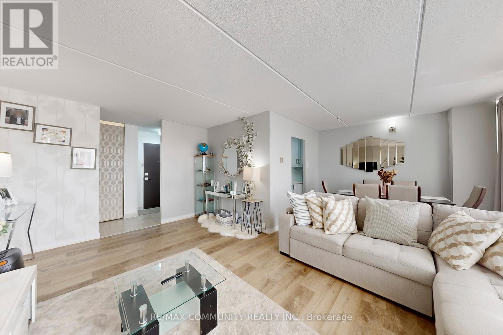 213 - 2 Glamorgan Avenue, Toronto, ON - Indoor Photo Showing Living Room