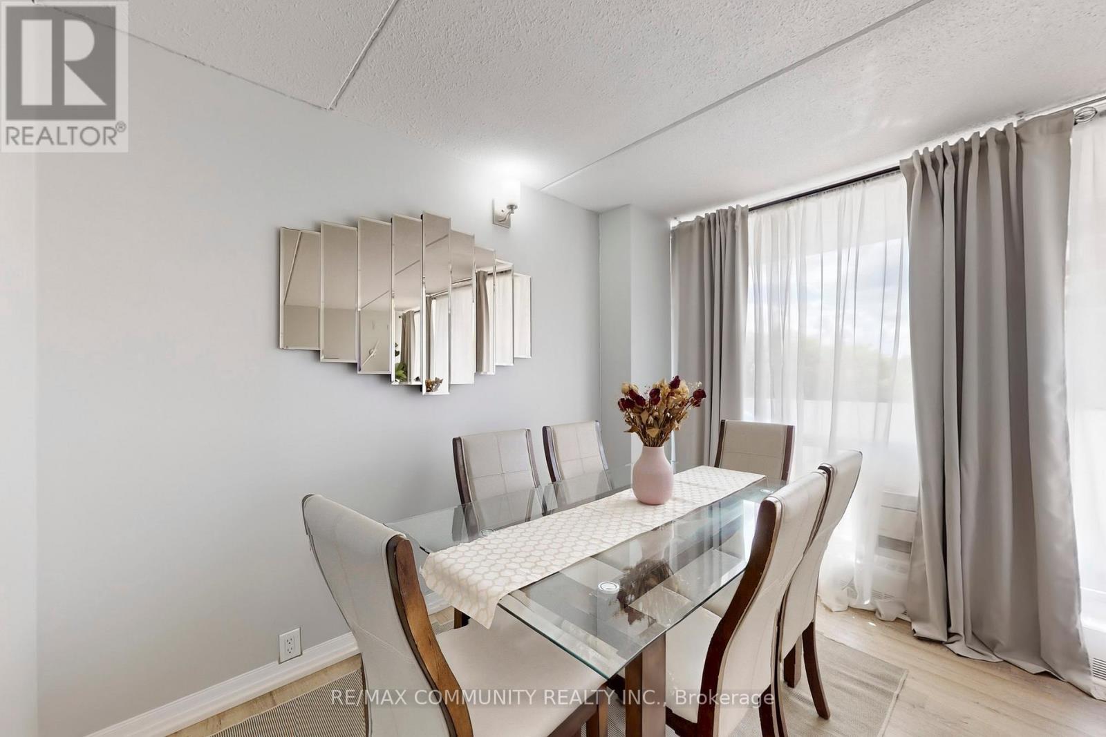 213 - 2 Glamorgan Avenue, Toronto, ON - Indoor Photo Showing Dining Room