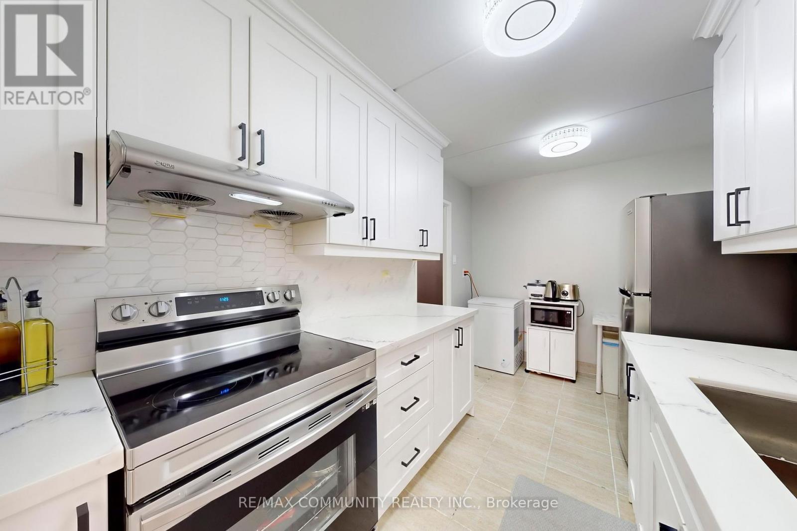 213 - 2 Glamorgan Avenue, Toronto, ON - Indoor Photo Showing Kitchen With Stainless Steel Kitchen