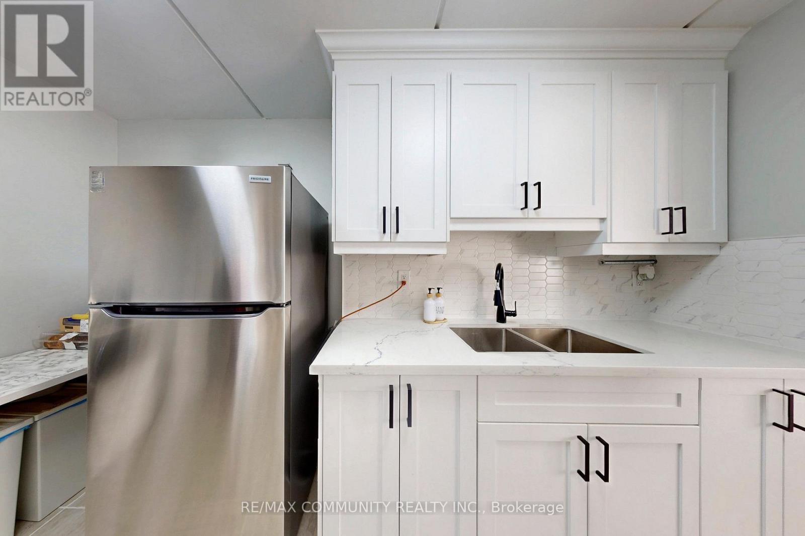 213 - 2 Glamorgan Avenue, Toronto, ON - Indoor Photo Showing Kitchen With Double Sink