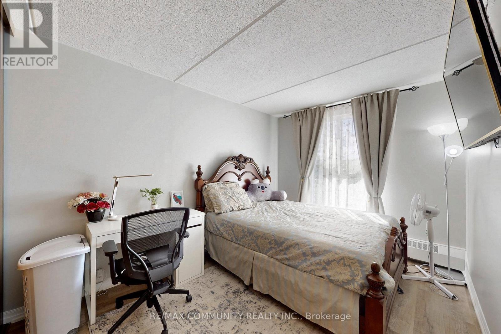 213 - 2 Glamorgan Avenue, Toronto, ON - Indoor Photo Showing Bedroom