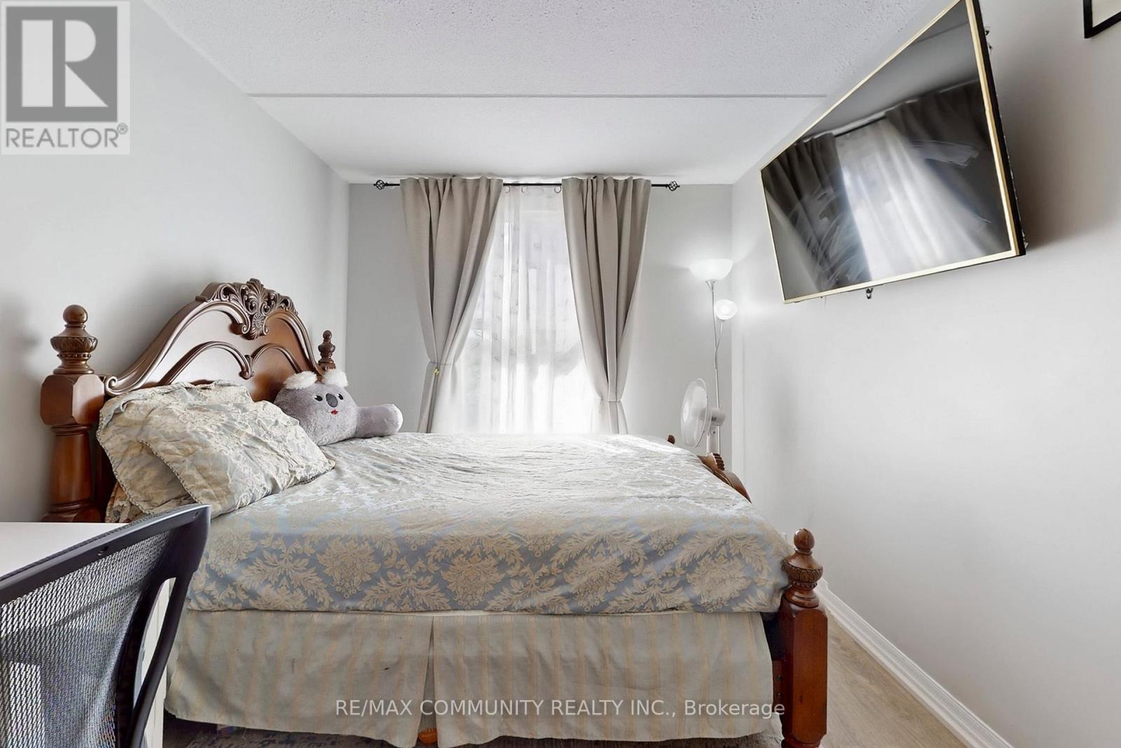 213 - 2 Glamorgan Avenue, Toronto, ON - Indoor Photo Showing Bedroom