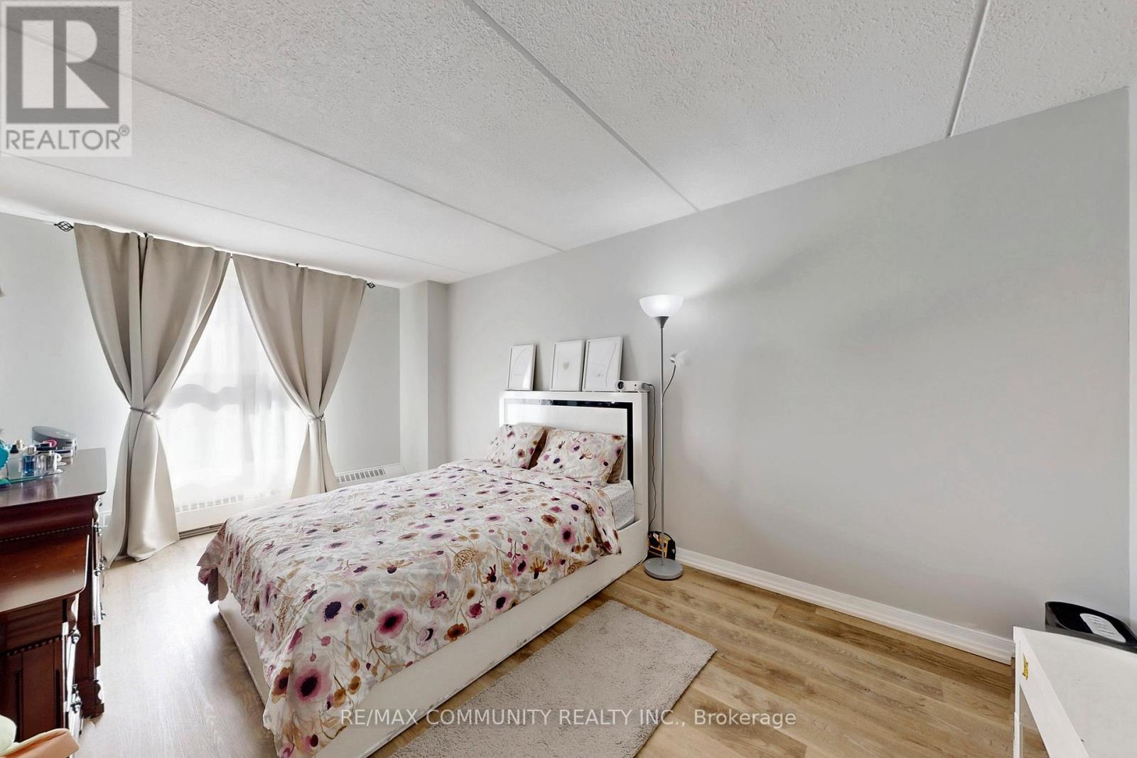 213 - 2 Glamorgan Avenue, Toronto, ON - Indoor Photo Showing Bedroom