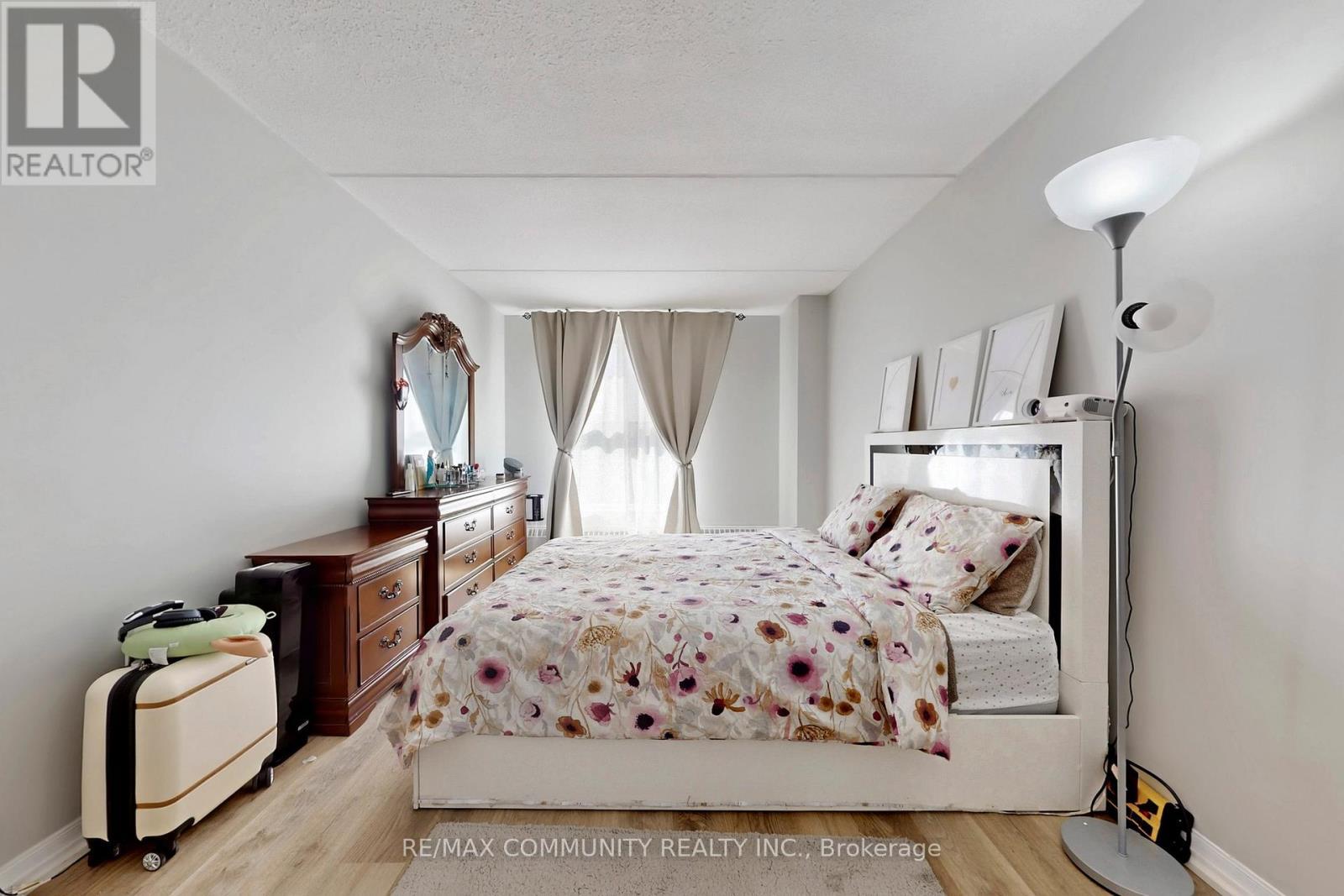 213 - 2 Glamorgan Avenue, Toronto, ON - Indoor Photo Showing Bedroom