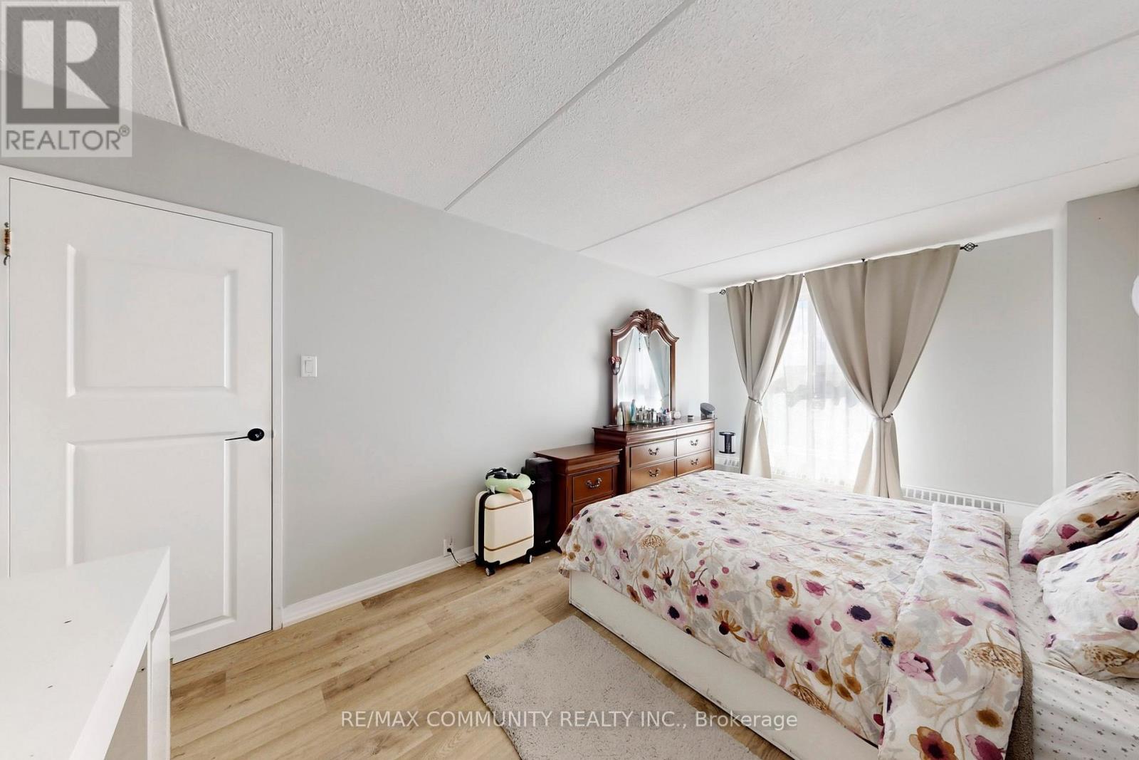 213 - 2 Glamorgan Avenue, Toronto, ON - Indoor Photo Showing Bedroom