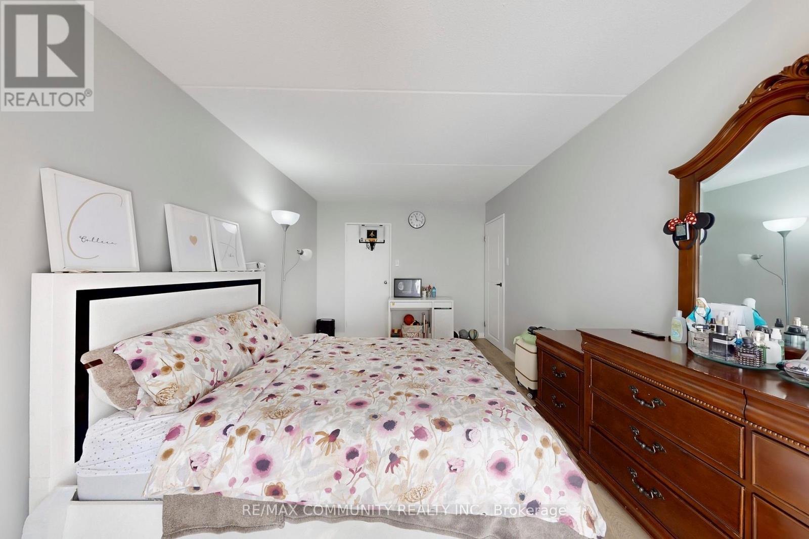 213 - 2 Glamorgan Avenue, Toronto, ON - Indoor Photo Showing Bedroom